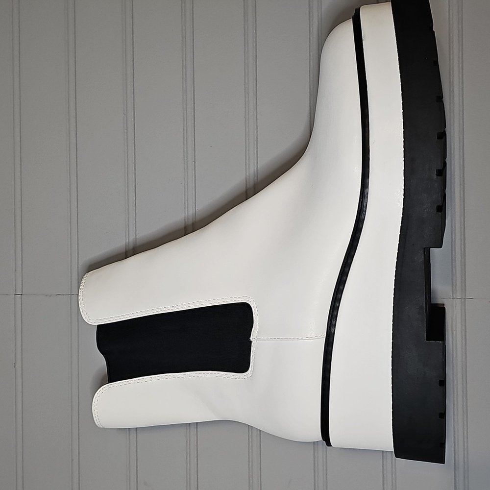 Jessica Simpson White and Black Platform Chelsea Heeled Boots - Picture 2 of 16